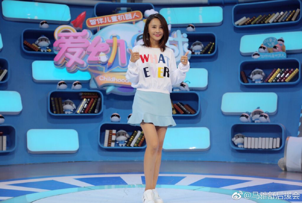 马雅舒淡妆出镜，满脸的坑洼，除了皮肤黑就是皱纹多