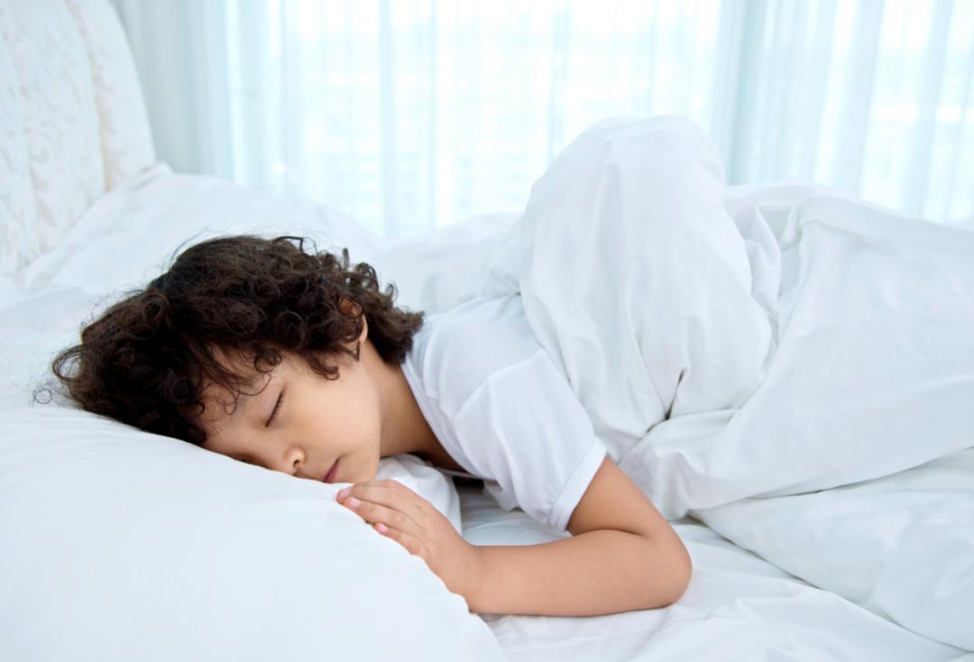 孩子老是摩擦怎么回事,小孩经常夹胳膊摩擦