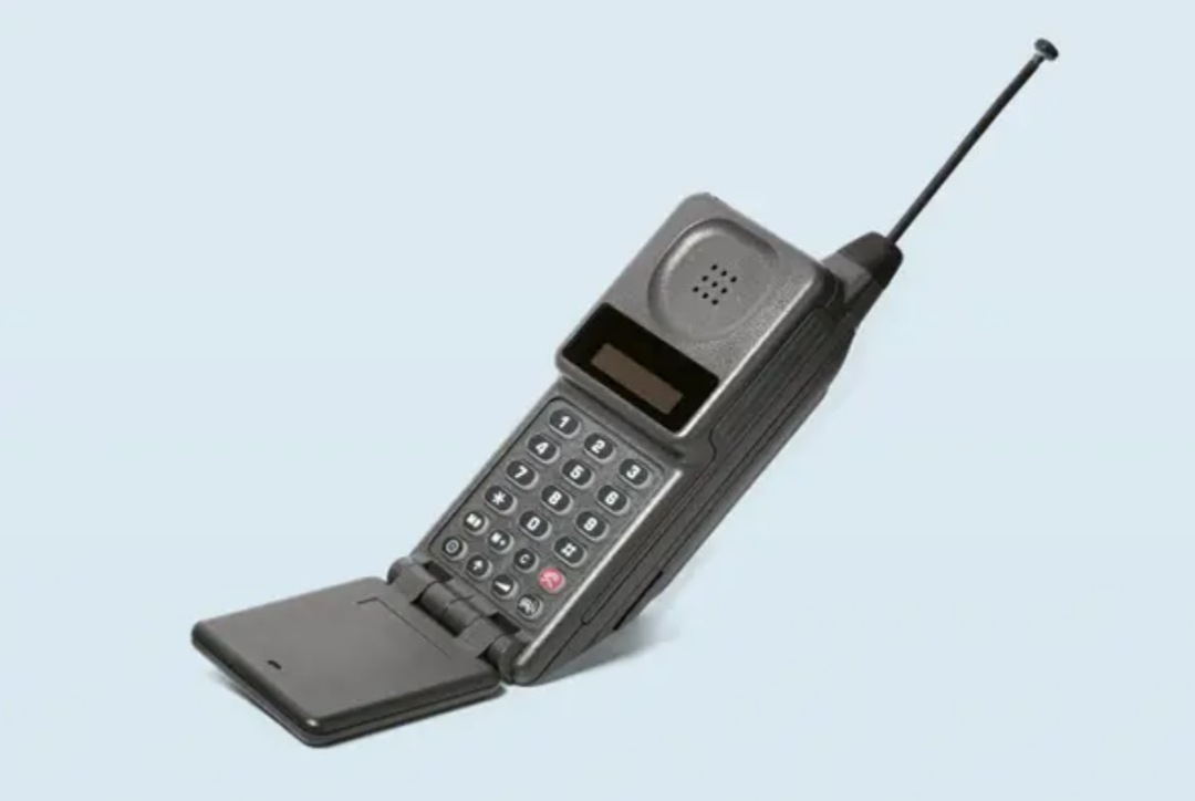 牛皮纸包书、电视不灵就猛拍，这些“中年人绝活”，你会几个？