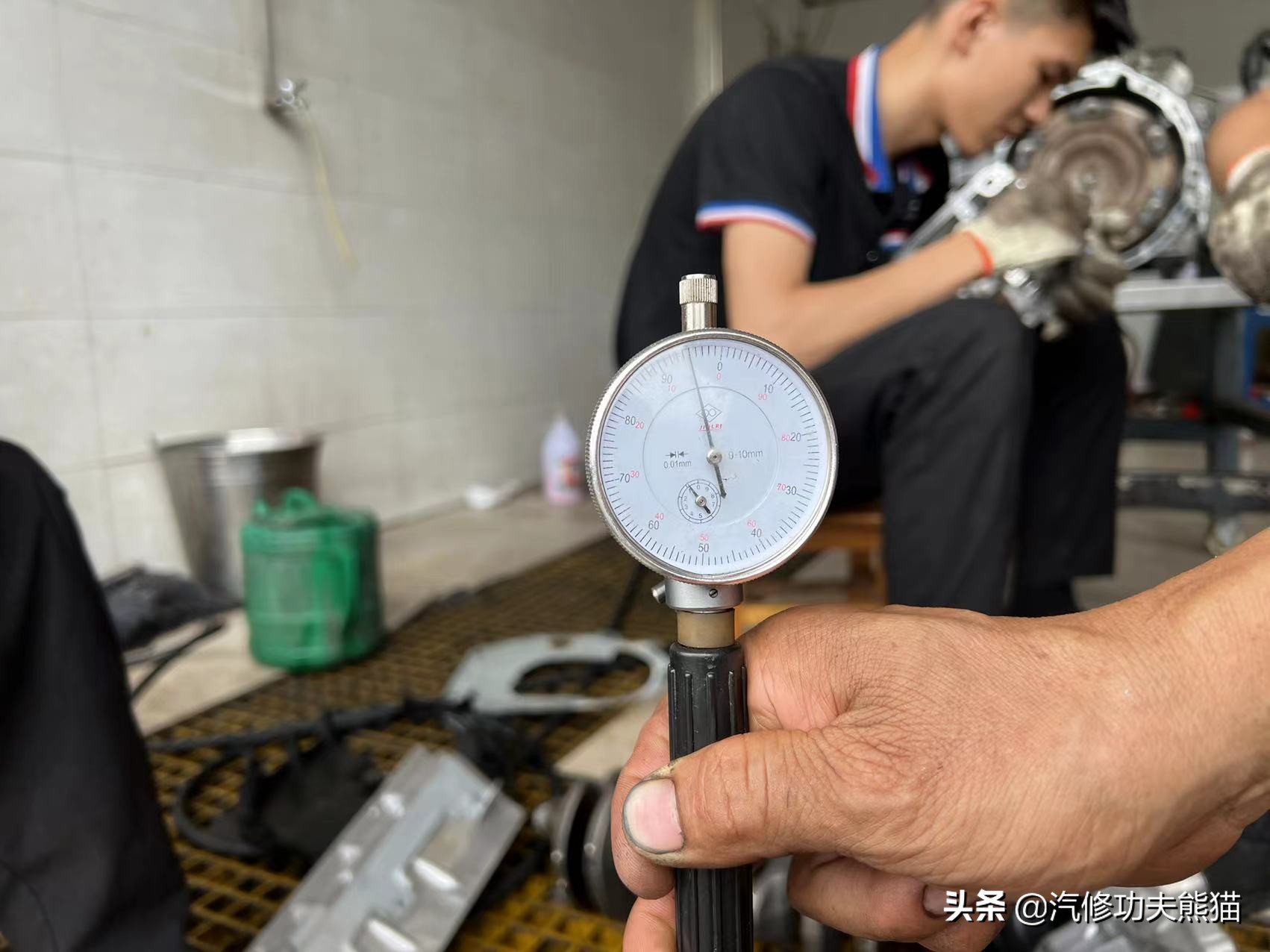 严谨的德国工人钣金修复,严谨的德国师傅修复事故车