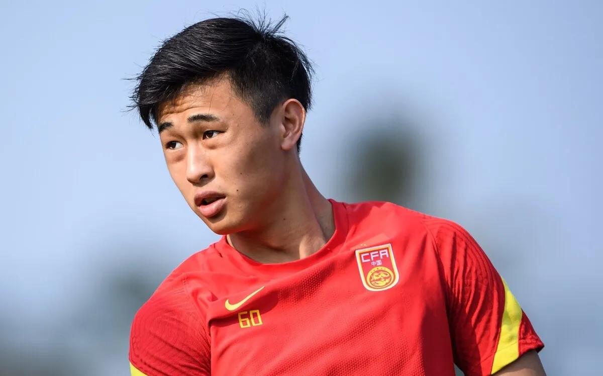 太无耻！深圳队欠薪也不放人，戴伟浚或无球可踢，只因入了大陆籍