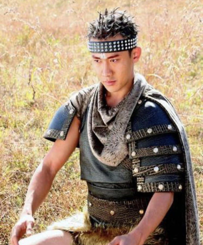 鸡毛穿一身、通天大脑门…国产神话剧的惊人造型,他们全都承包了