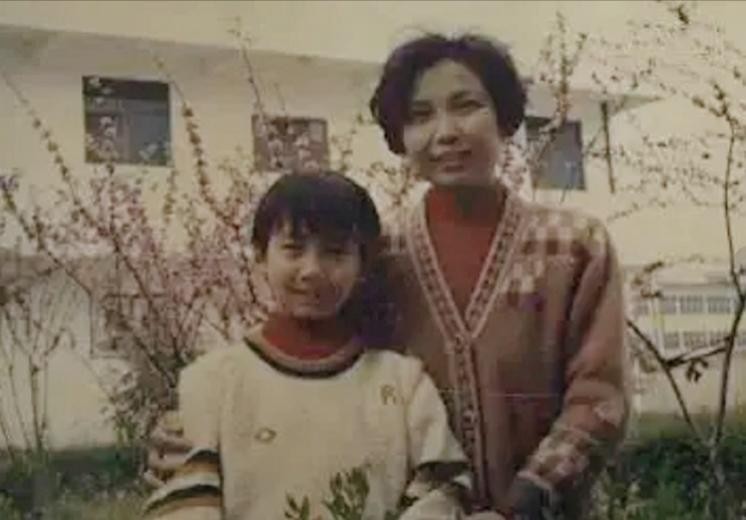 浙江小伙背着母亲上学，成全国道德模范，为何却变性参加选美大赛