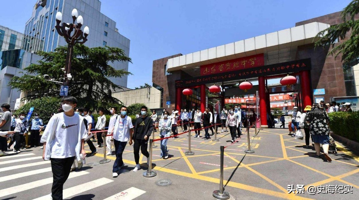 高校女生跳舞被批判,中国校园啦啦队美女练习跳舞