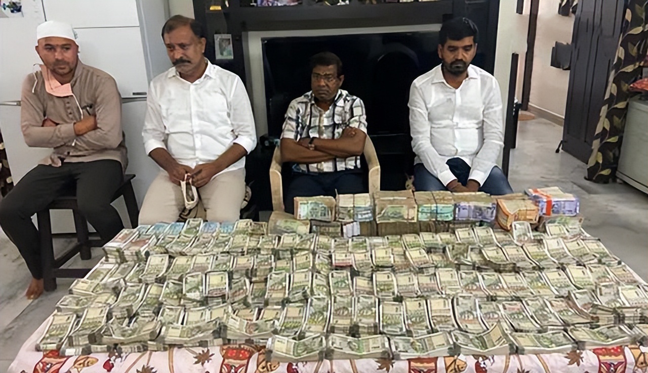 下水道藏2亿现金，豪宅中美女成群，印度军官是如何“挣钱”的？