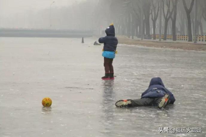 去小河里滑冰四年级,去小河里滑冰