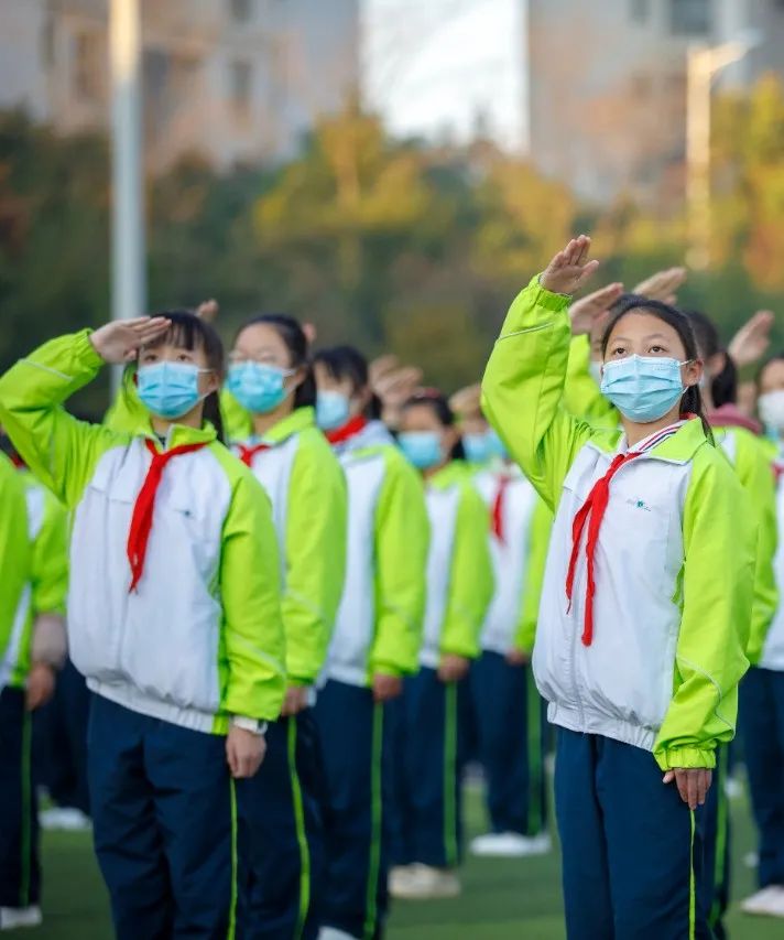 千名学生传递巨幅国旗,开学典礼百人传旗