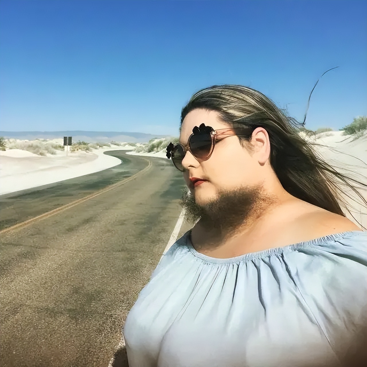 13岁的小女孩长胡子正常吗,13岁女孩长很多胡子