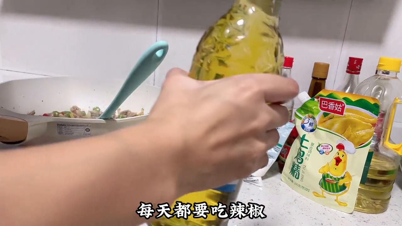 我是湖南邵阳女孩，第一次做珠宝销售，一个月底薪1800元