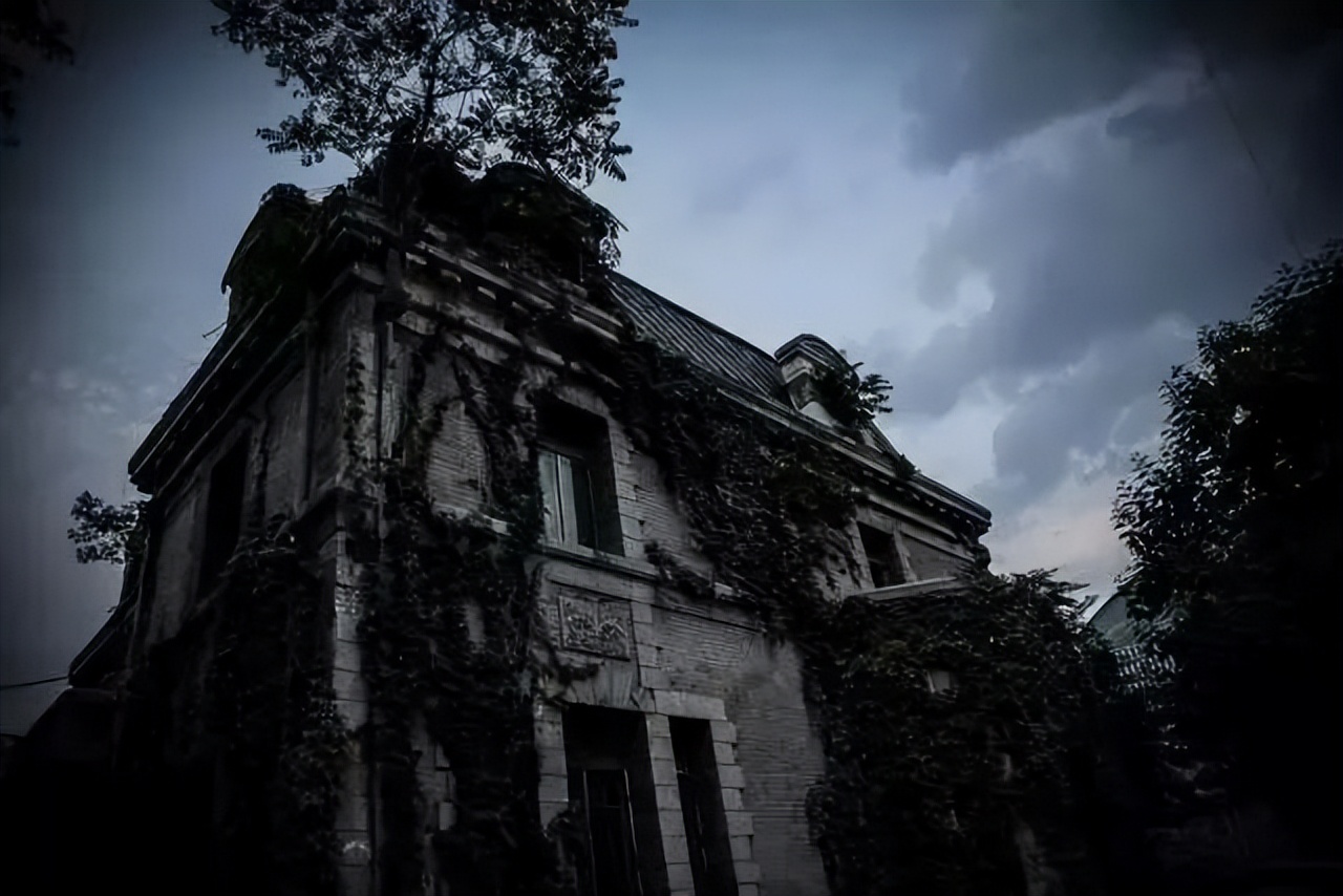 夜闯北京凶宅，碰见一个人，差点吓傻了：他半夜三更在凶宅烧纸