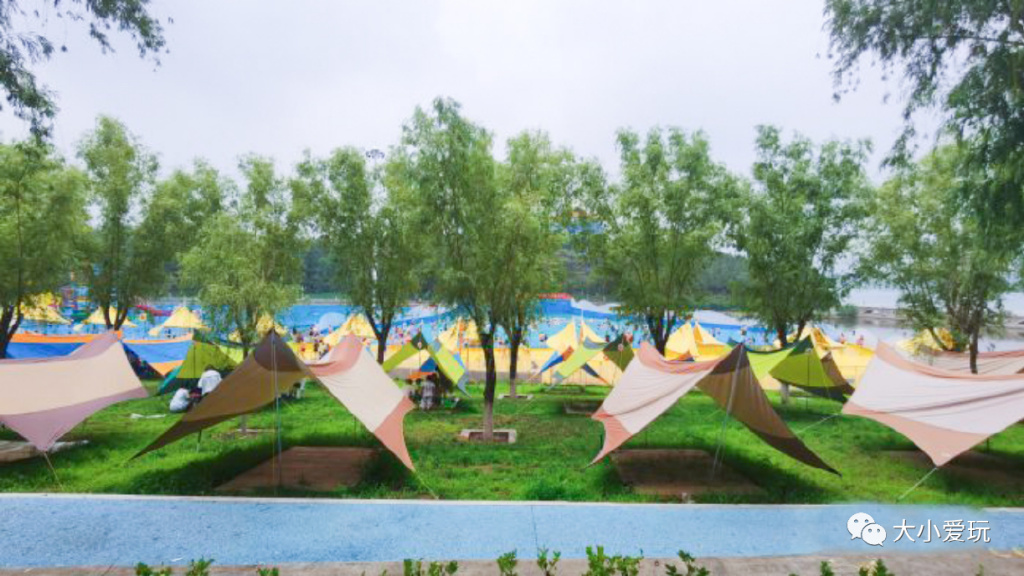 滑道冲浪小姐姐水上乐园,滑道冲浪在夏日中享受清凉与刺激