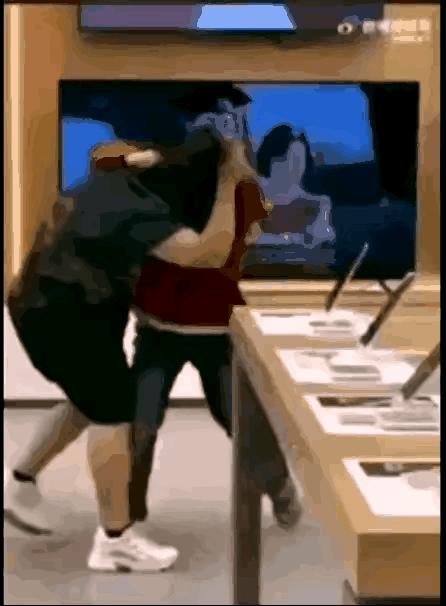不给买手机，儿子手机店打亲妈，妈妈不还手就让打，惯子如杀子！