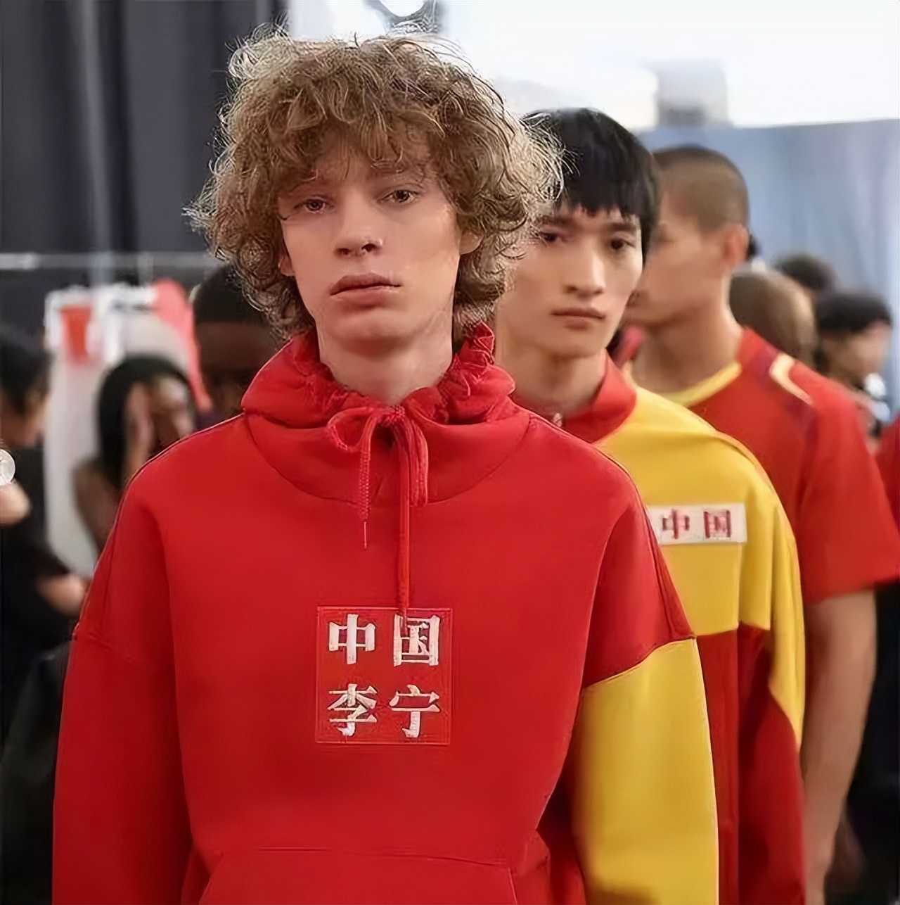 三只松鼠摸着李宁“过河”