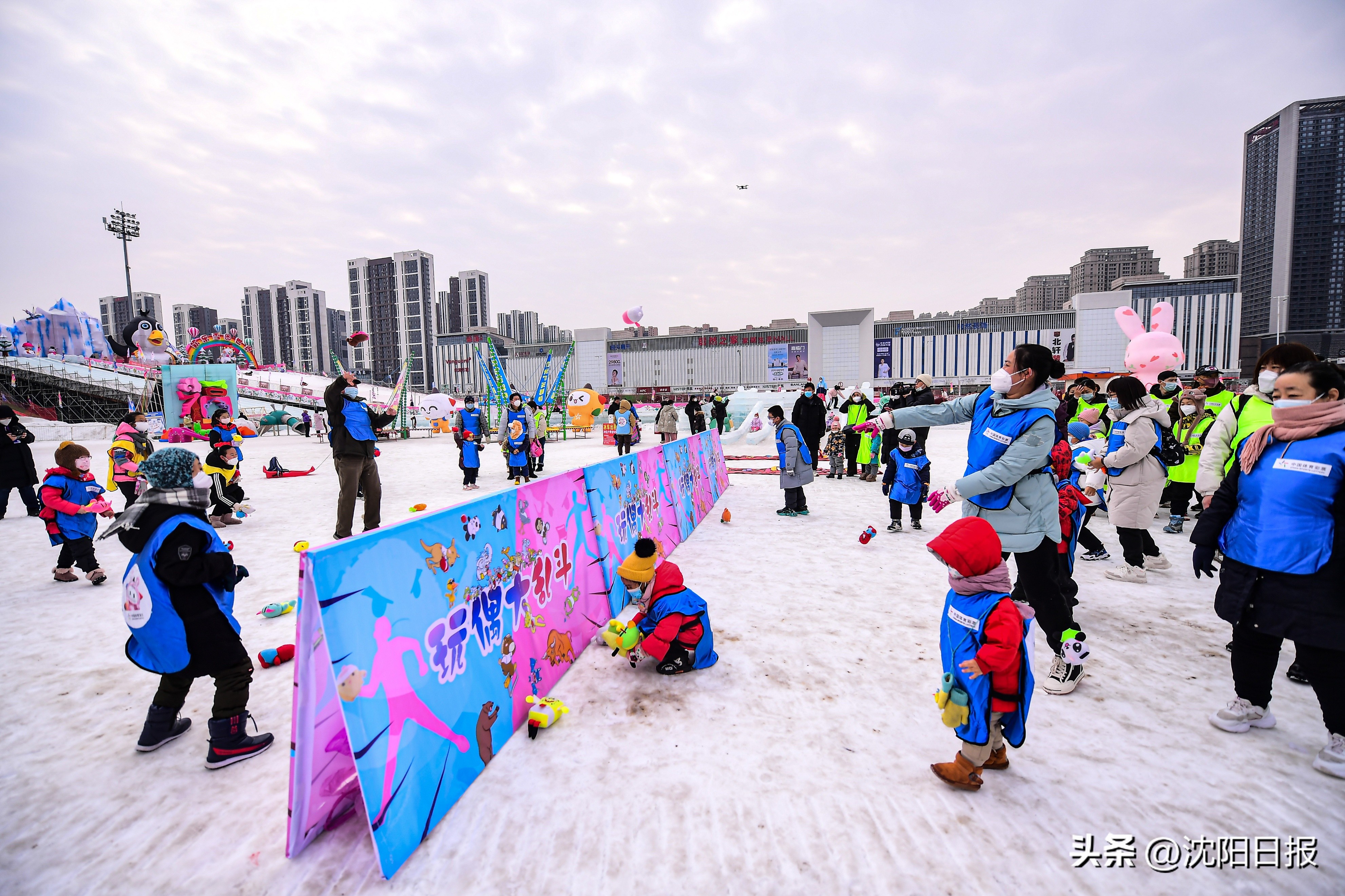 孩子们雪地撒欢,孩子们雪地里尽情撒欢