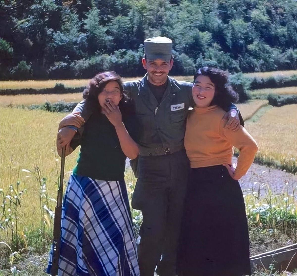 1947年,穿着清凉的韩国女子双腿叉开,豪放的坐在美国大兵腿上。