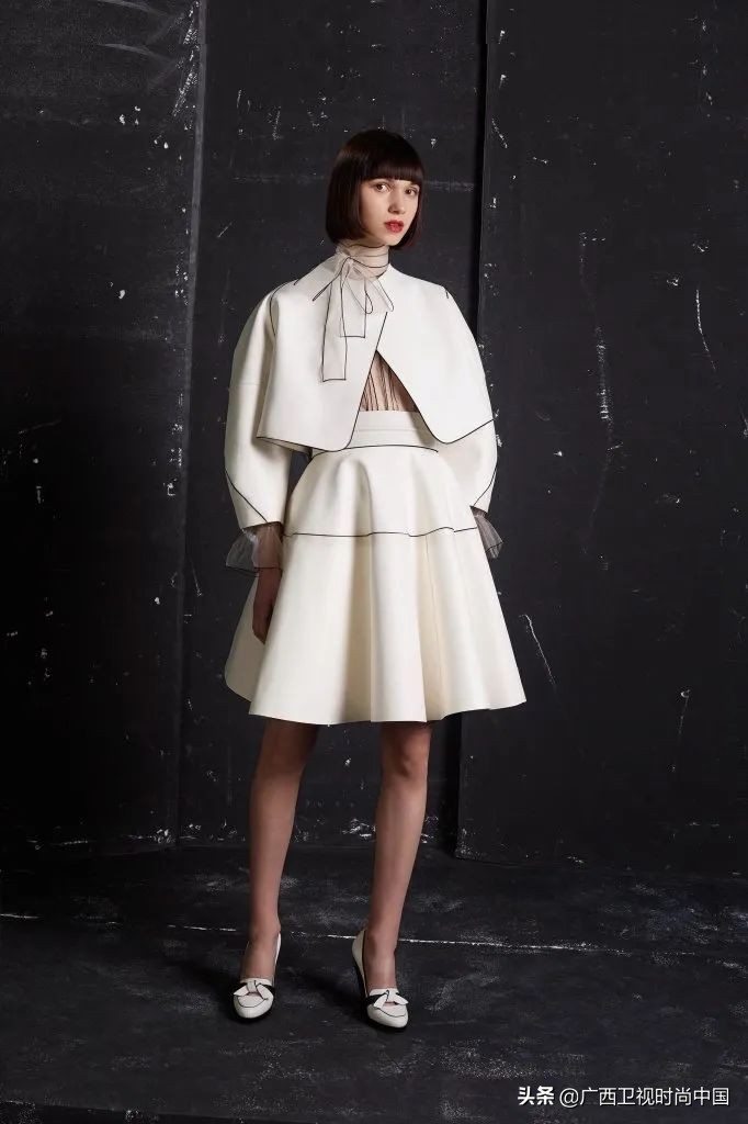 简单又时髦的丝巾系法你学到了吗,美丽时尚精美基础丝巾推荐