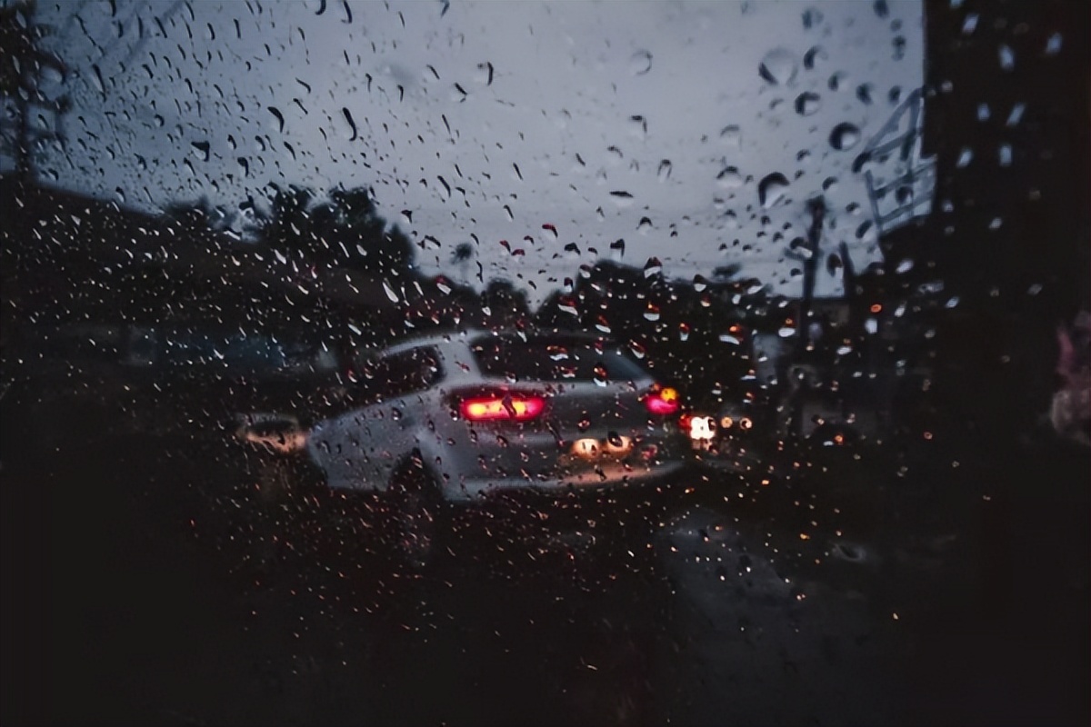 雨天跑高速注意事项,雨天雪天开车注意事项