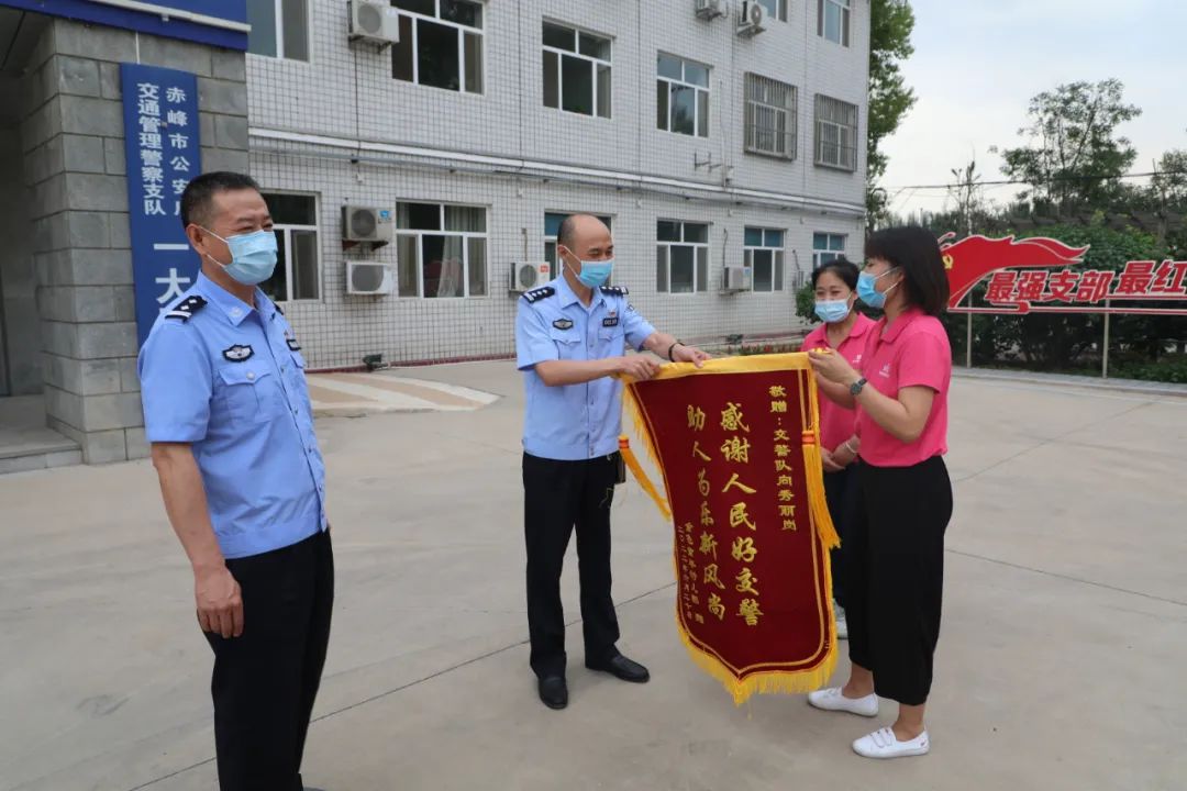 因护送孩子就医交警帮忙送锦旗,交警护送受伤儿童就医家长送锦旗