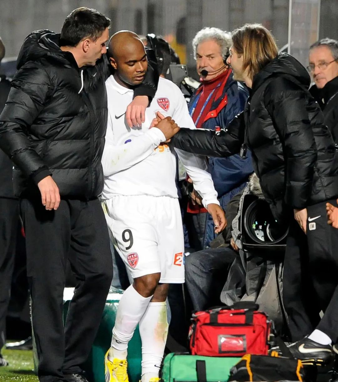 布里斯小传丨年少父亲踢球养家，法甲射手定居成都