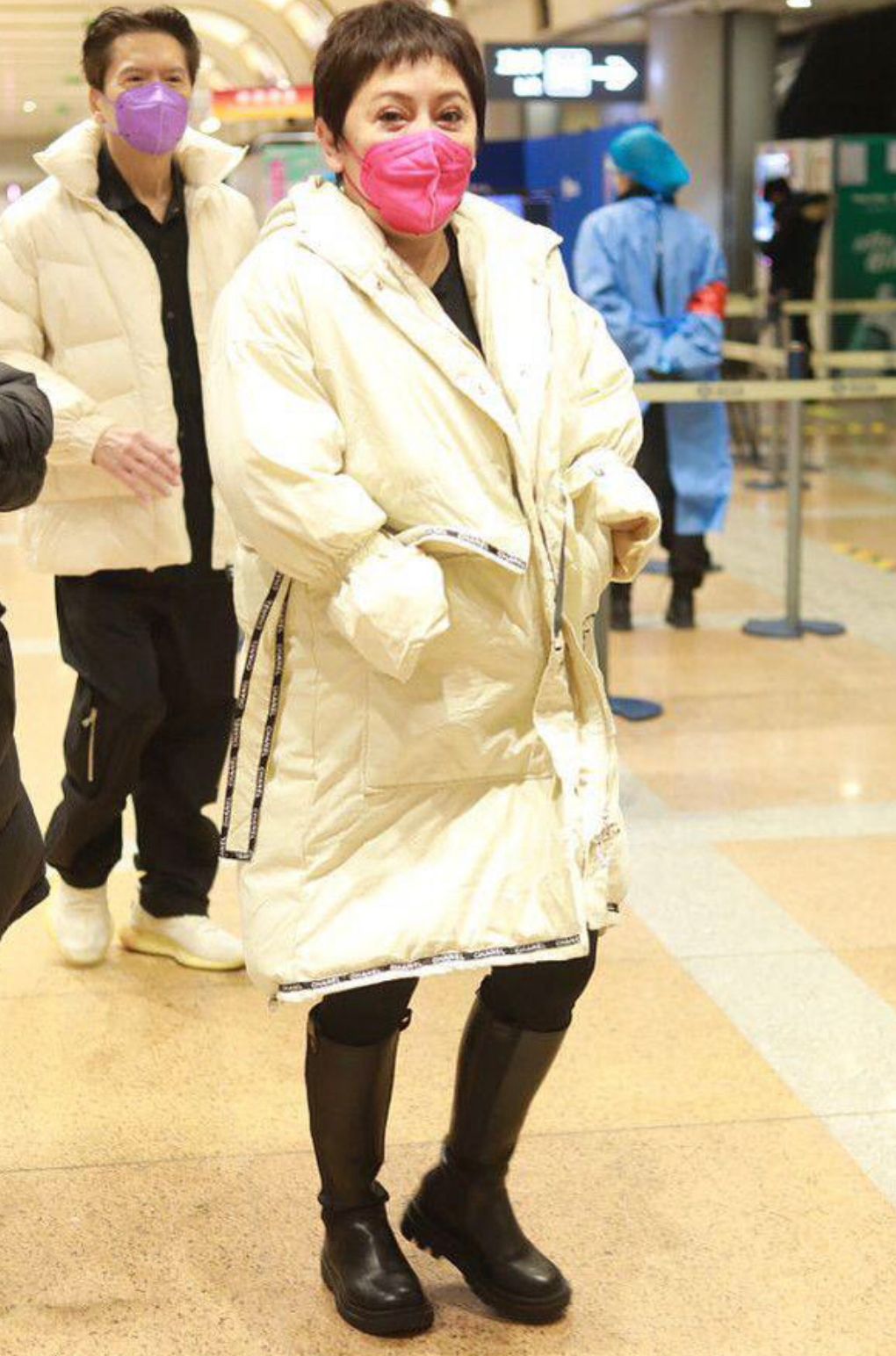 向太穿8万羽绒服,向太穿搭风格