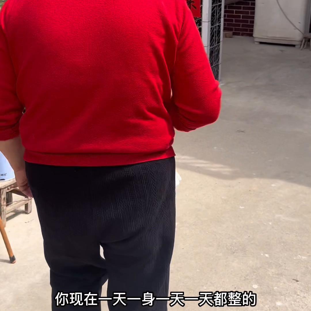 我就想问问大家,你们给娃买衣服买鞋子,你们家老婆婆掺合...