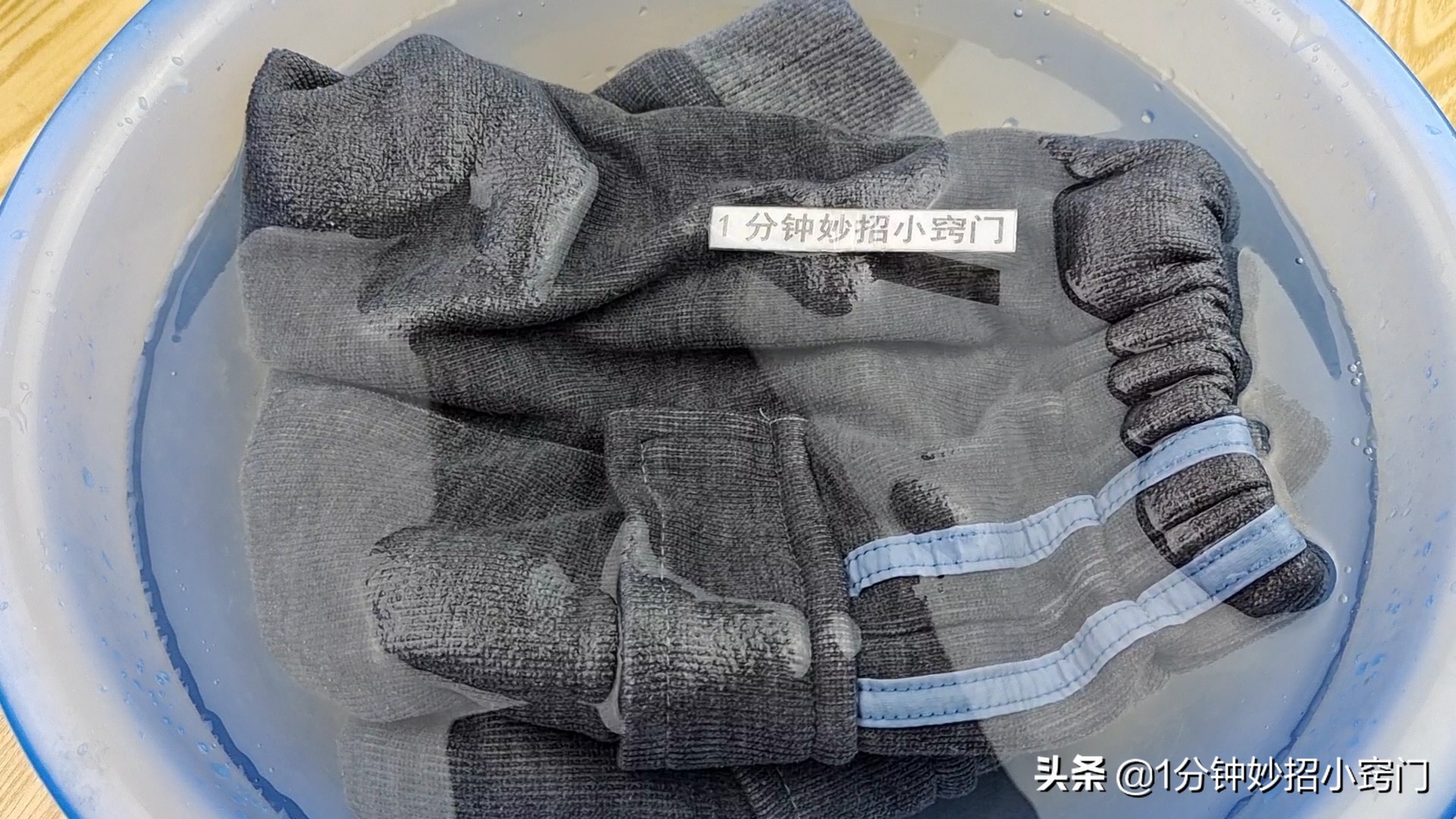 衣服买来怎么洗才不会褪色,新买的衣服不能水洗要如何消毒