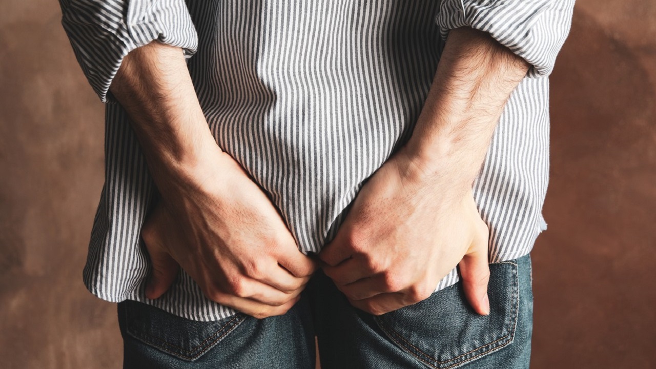 24岁女生肛裂正常吗,16岁女孩经常肛裂怎么治疗