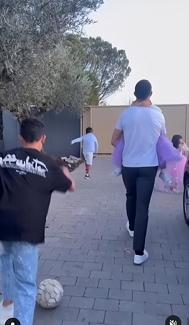 c罗女友买劳斯莱斯,c罗老婆送劳斯莱斯