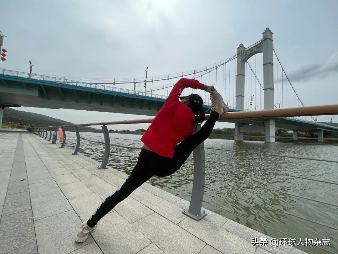 女侠耍刀剑,现实版女侠