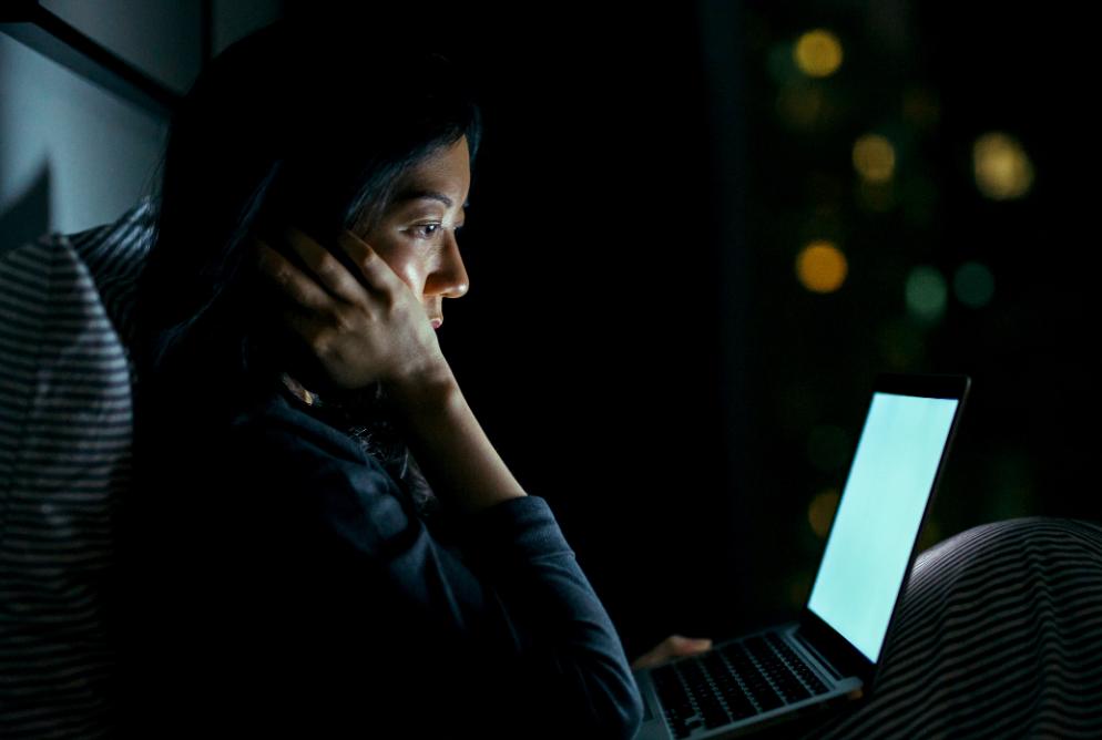 你的眼睛还好吗,电脑屏幕刺眼是怎么回事