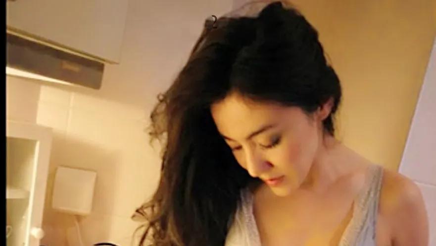 她是主持和作家，当过演员热爱舞蹈，据传更是足球解说员詹俊妻子