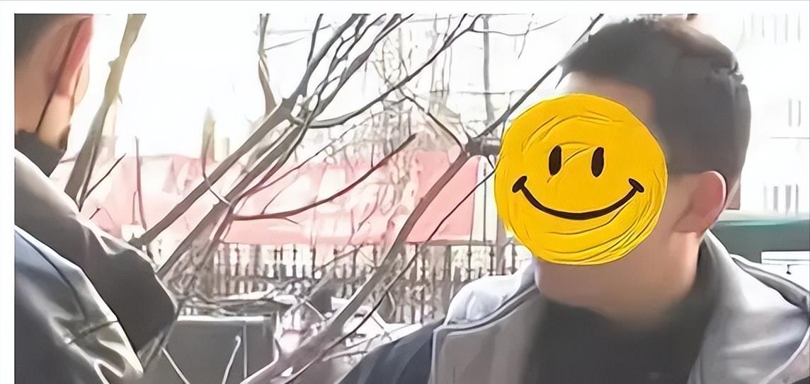 女子出轨搞暧昧被男友发现,女子和男闺蜜聊天被男友发现