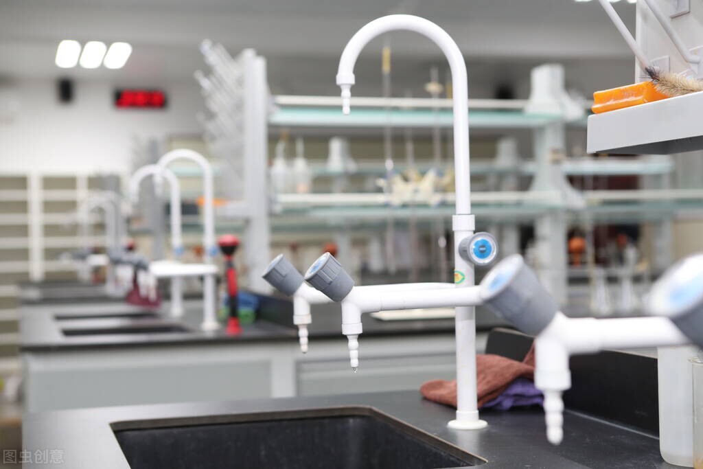 红霉素软膏涂眼部底下有什么效果,眼部周围很干可以用红霉素软膏