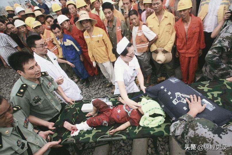 温州动车事故小伊伊被救过程,动车事故幸存女孩小伊伊