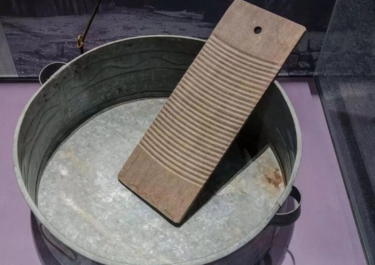 你可还记得黑白电视机上的彩色贴膜？回顾一些八九十年代生活用品