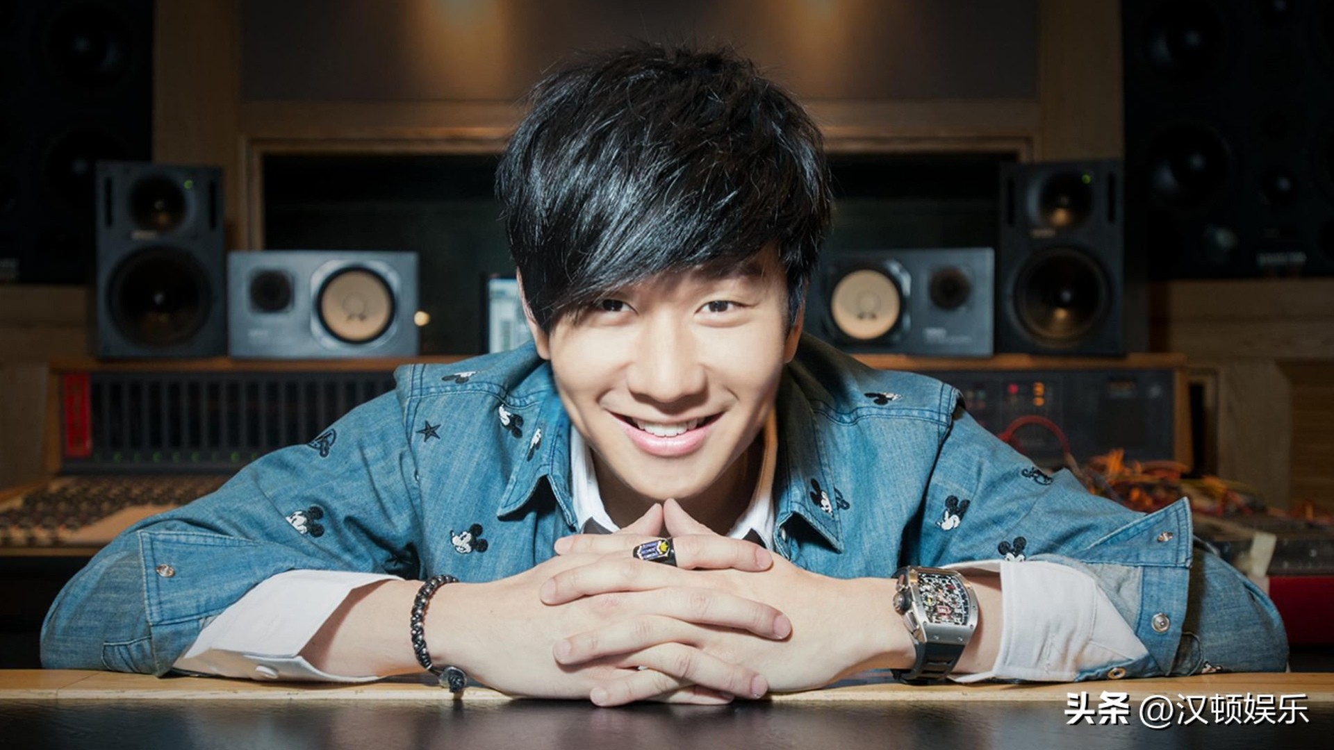 林俊杰给粉丝戴戒指,林俊杰与歌迷互动好有爱的瞬间