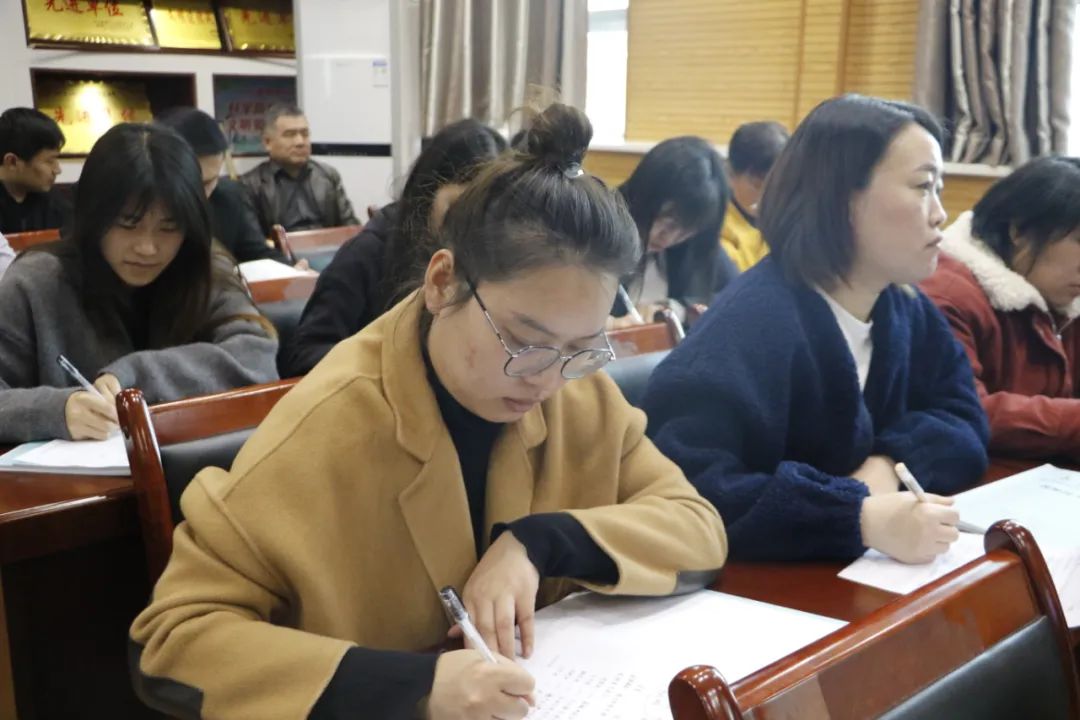 中小学课题研究培训简报,组织开展小课题研究和微课培训