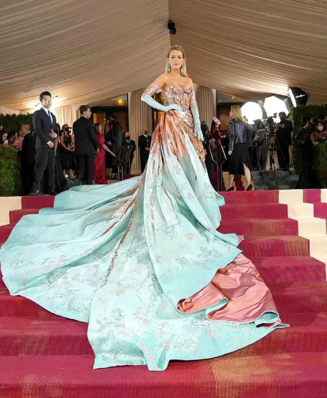 谷爱凌2019穿抹胸裙,谷爱凌穿白色长裙