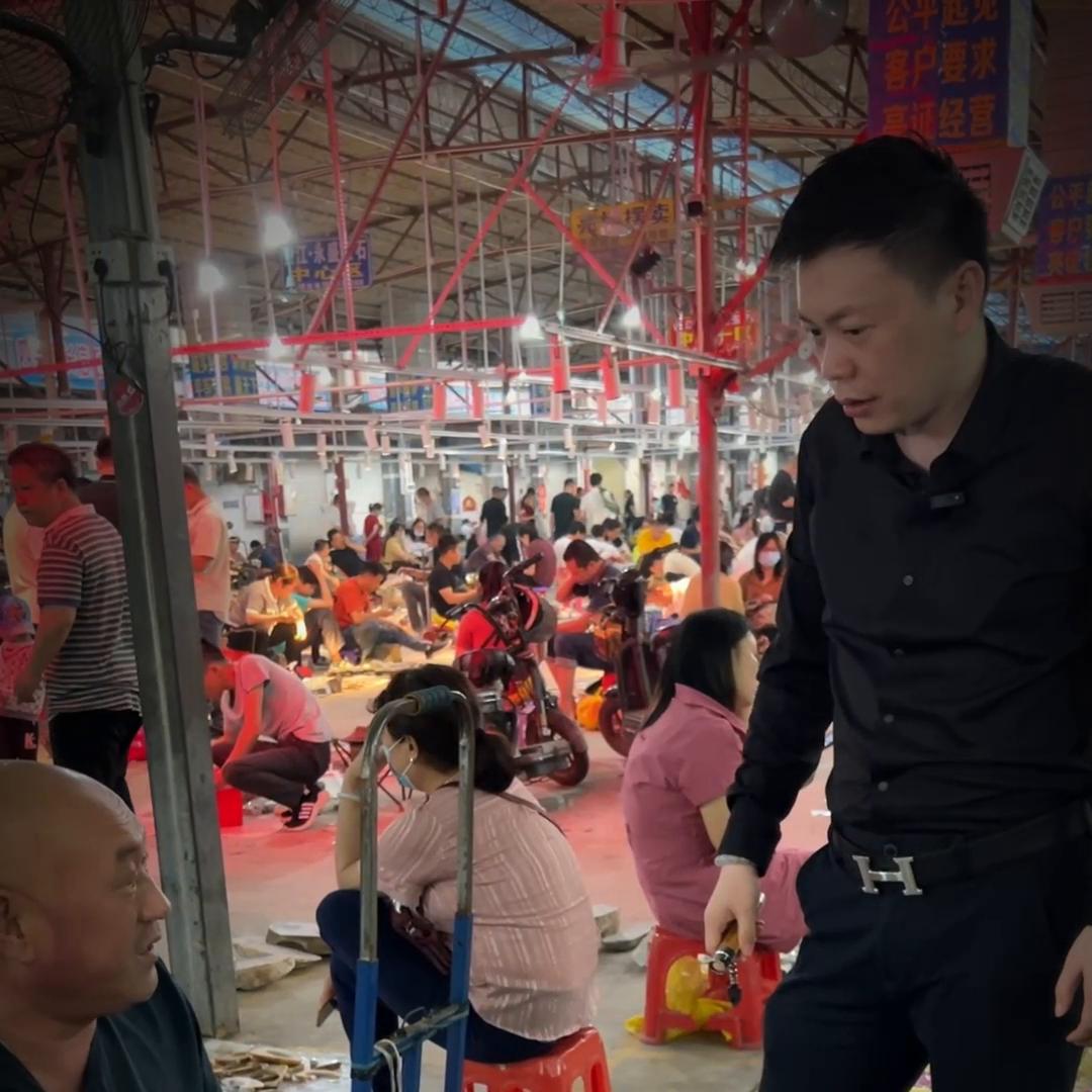 出门逗小猫，结果又在翡翠市场花了六位数，这回帮一位广州...