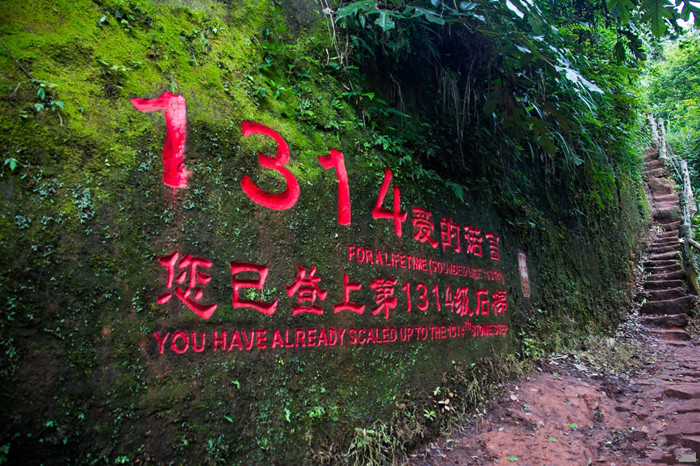 漂亮寡妇偷吃“*果禁**”，携19岁小伙隐居深山50年，创造了人间奇迹