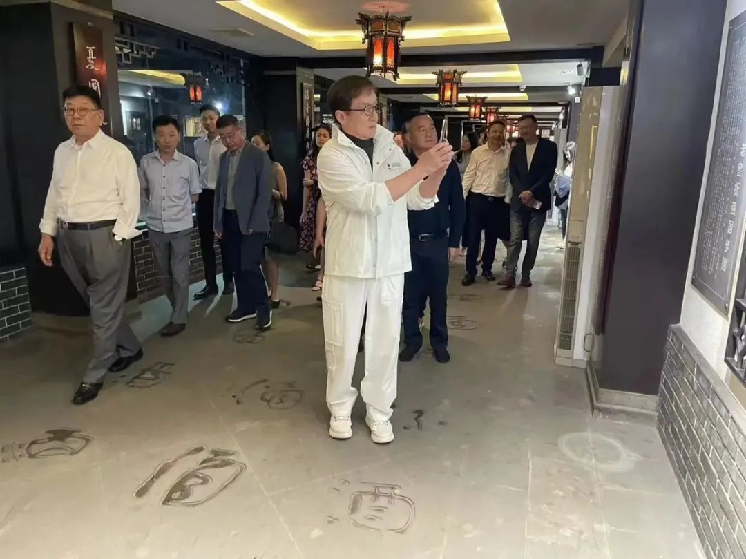 成龙颁奖典礼调侃曾志伟,成龙颁奖典礼被调侃