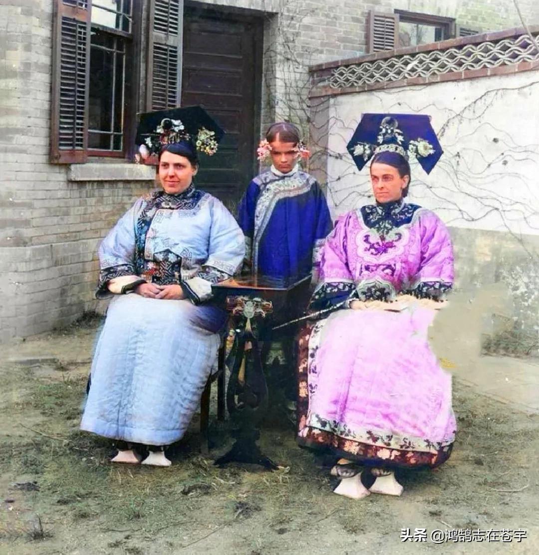 清末老照片地主婆叼着烟坐姿霸气,清末士绅高清老照片