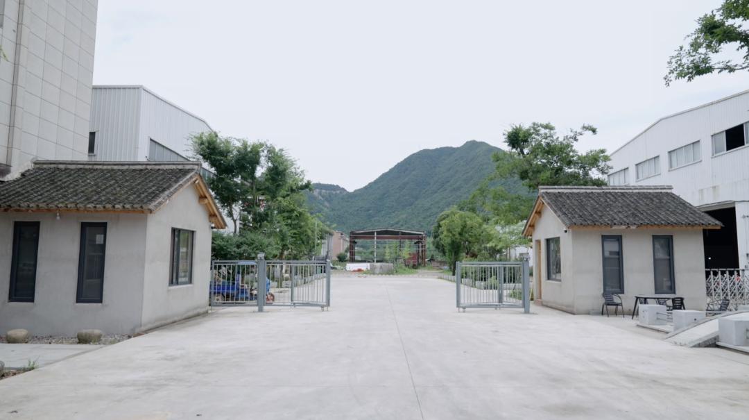 57岁北漂女工，在女厕3㎡管道间里画画：这里安放我的灵魂