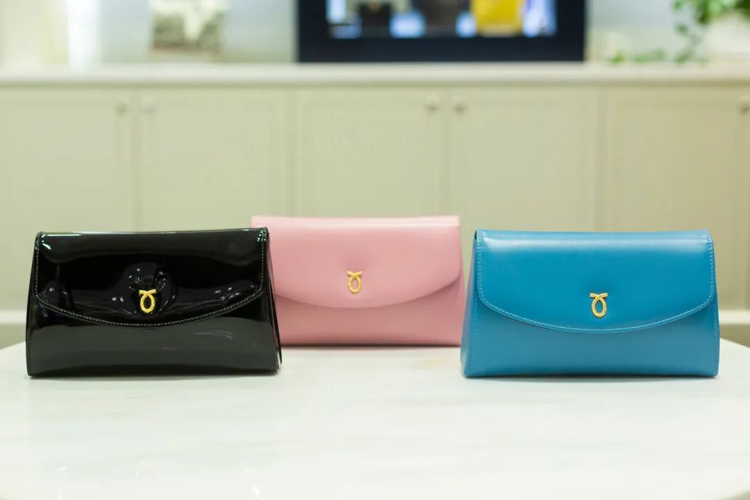 英国女王最喜欢的包包牌子,英国女王拿的包包价格