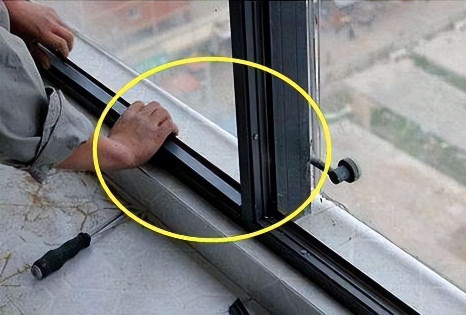 窗户关不严漏风教你一分钟解决,窗户关不严是进冷风还是吹热风