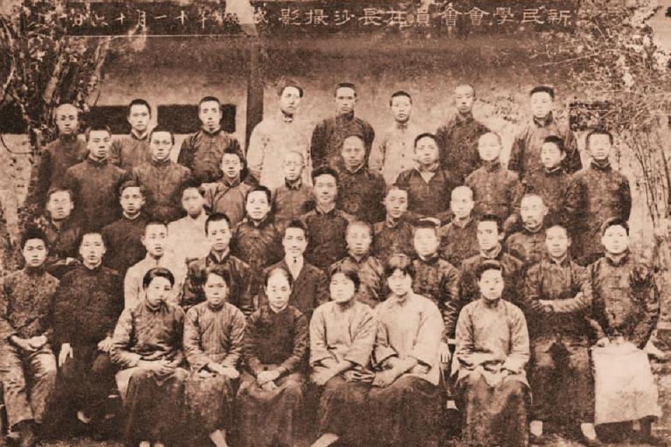 52年毛主席游孔庙，对旁人打趣地说道：我考考你们，孔子姓什么？