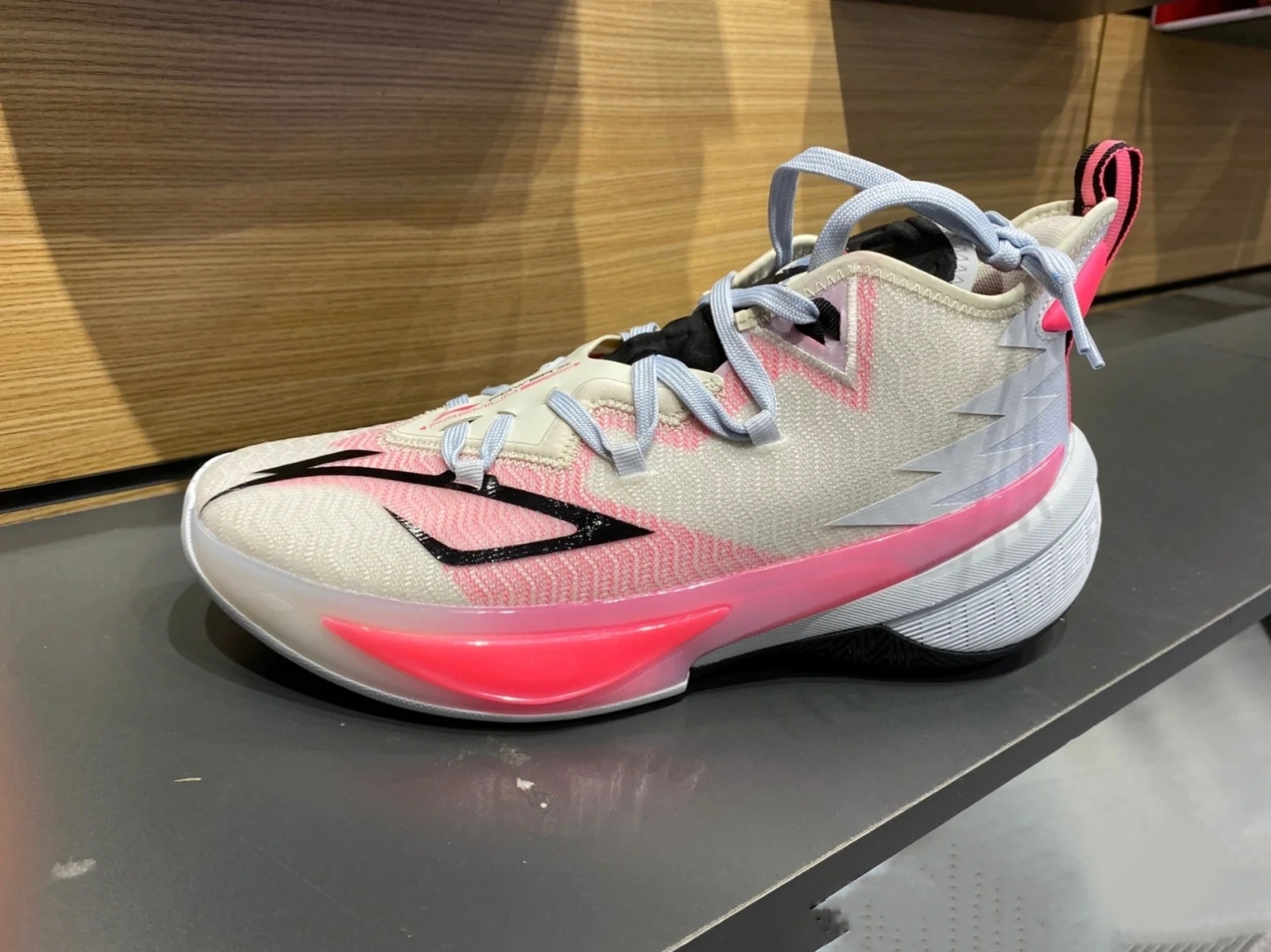 李宁新品！JB1代联名配色曝光，韦德幻影4被指抄袭，空袭9代崛起