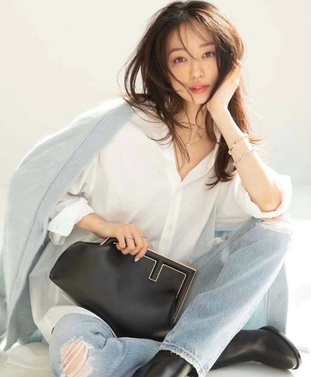 头发多方脸适合的发型洋气减龄,10款时尚减龄又显脸小的发型