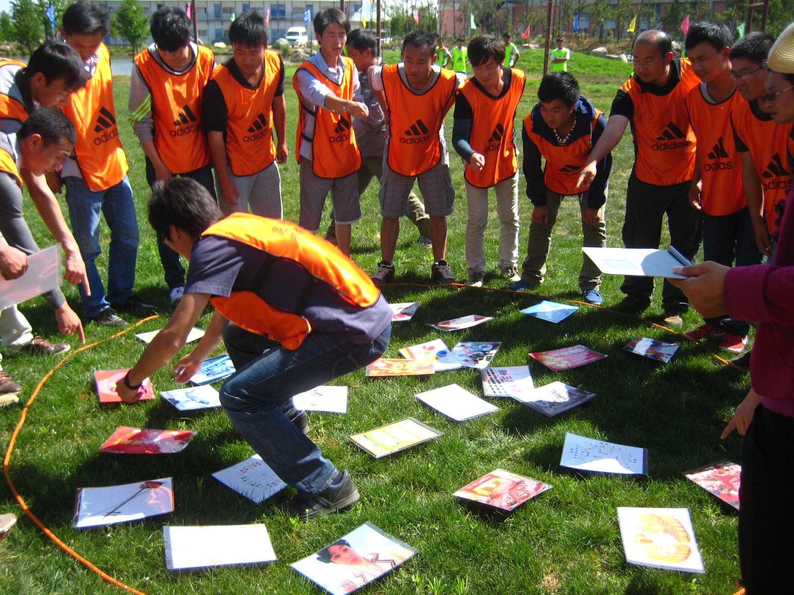 适合年轻人玩的团建小游戏,适合团建的小游戏冷门