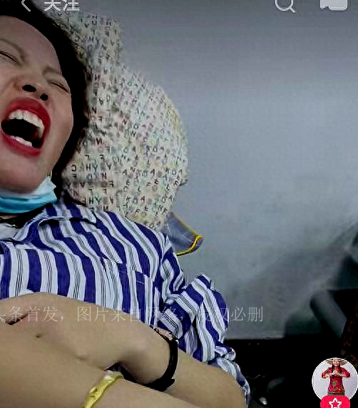 草帽姐疾病住院身体透支躺病床，戴大金手镯打针难掩富贵